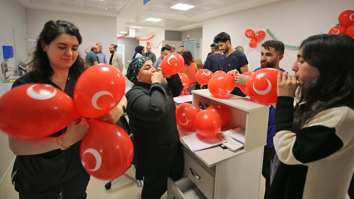 Hastanede tedavi gören çocuklara 23 Nisan sürprizi