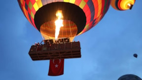 Kapadokya'da balonlar, Türk bayraklarıyla havalandı