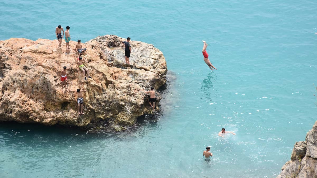 Antalya'da vatandaşların güzel havada sahil keyfi