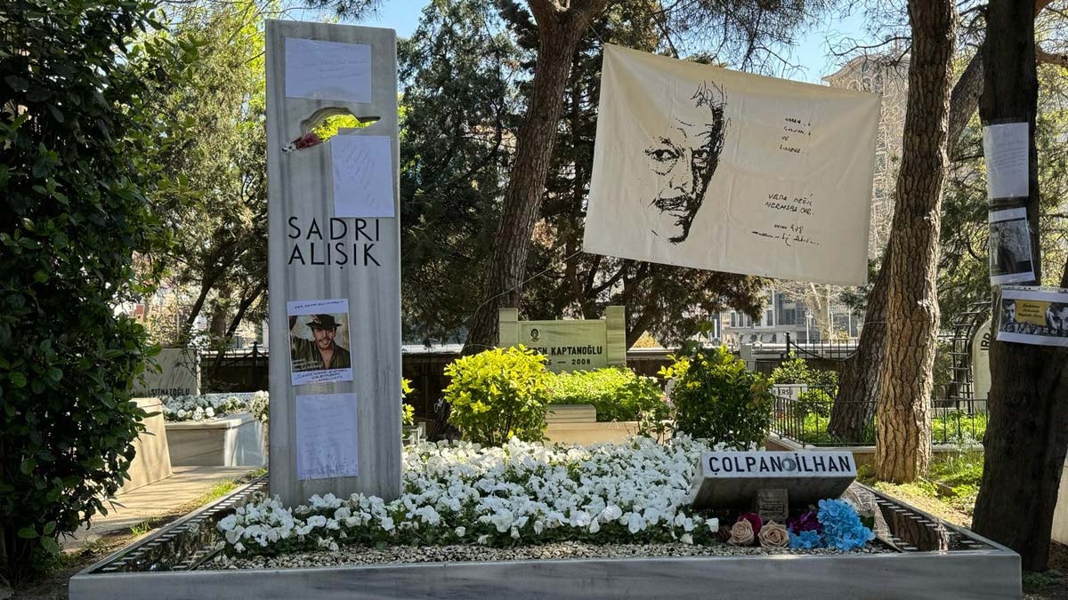 Sadri Alışık kabri başında anıldı