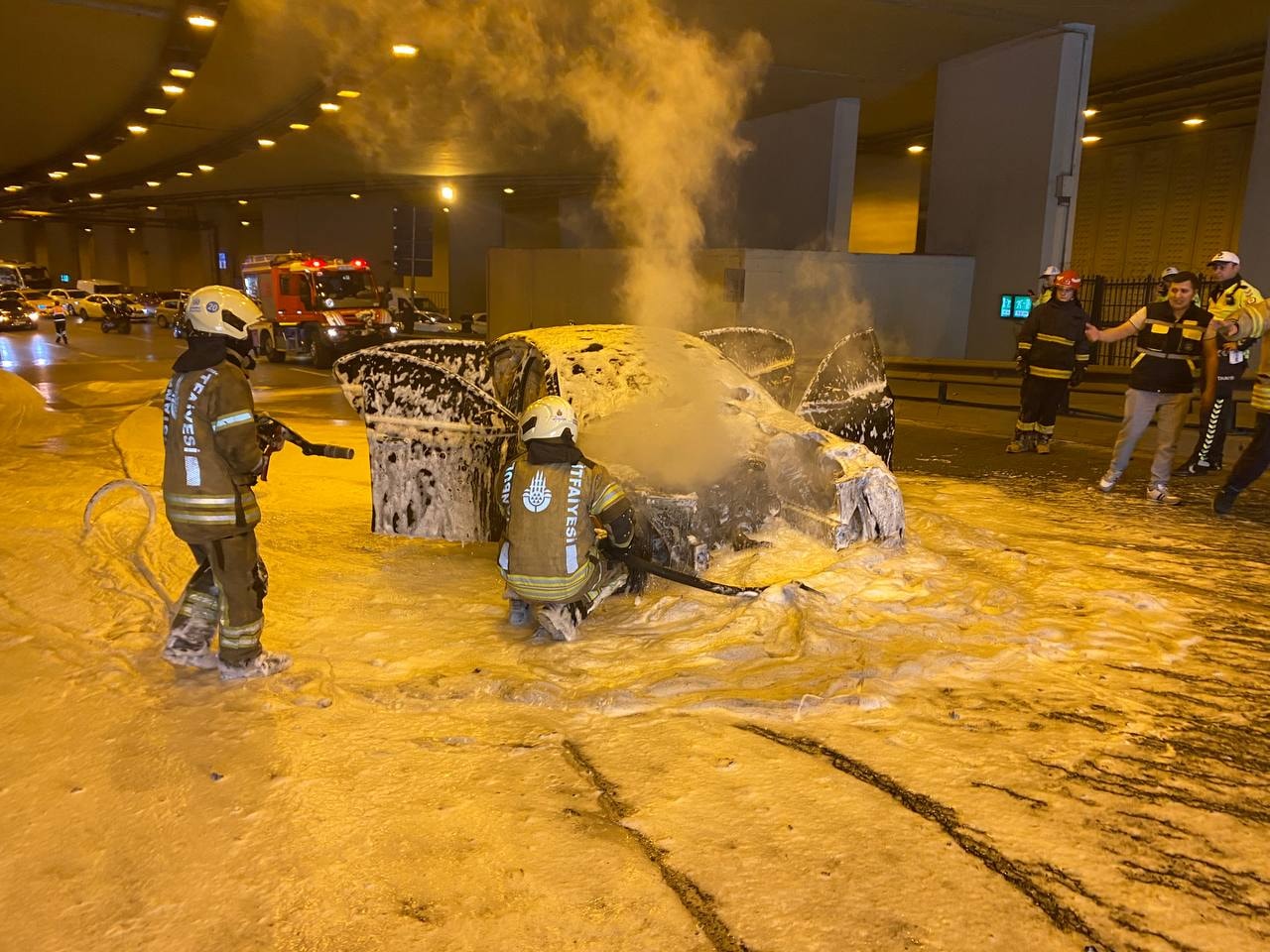 İstanbul'da korkutan yangın, trafik kilitlendi