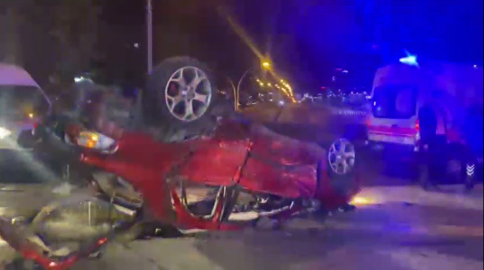 Kavşakta feci kaza: 10 kişi yaralandı