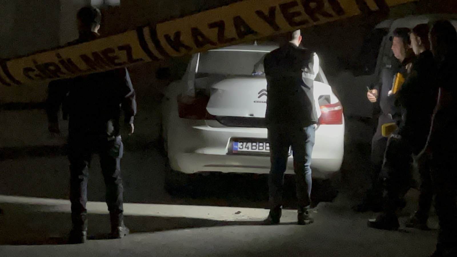 Motosikletli saldırganlar otomobillere kurşun yağdırdı