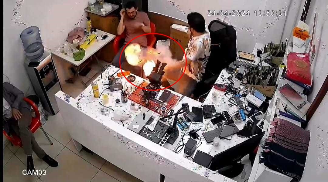 Tamir sırasında patlayan telefon paniğe neden oldu