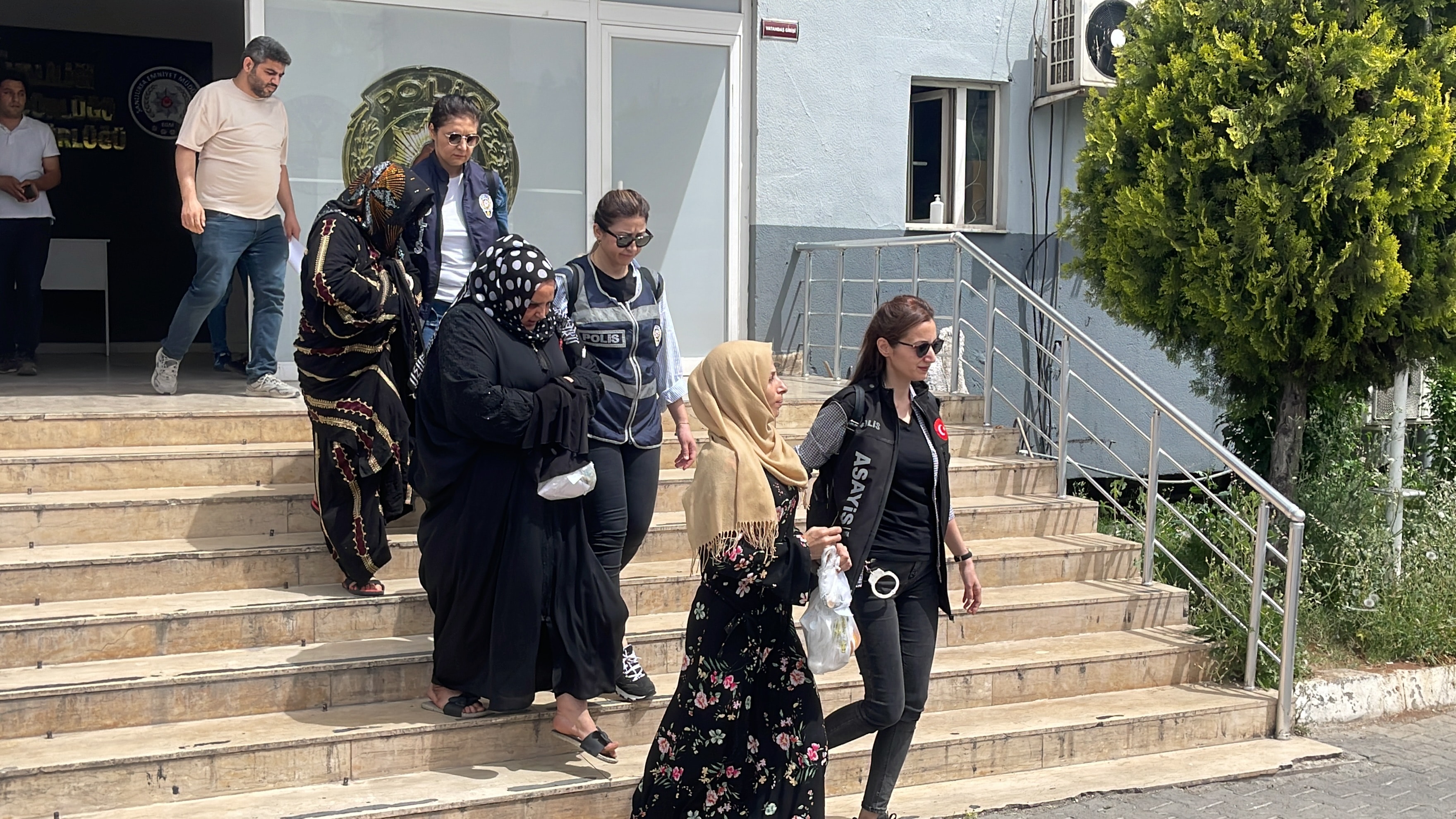 Fuhuş operasyonlarında 17 kadın kurtarıldı: 12 gözaltı