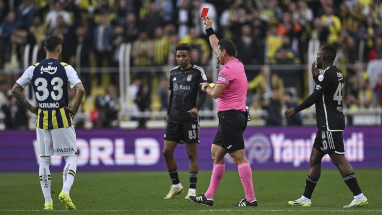 Fenerbahçe-Beşiktaş derbisinde Al-Mustati kırmızı kart gördü