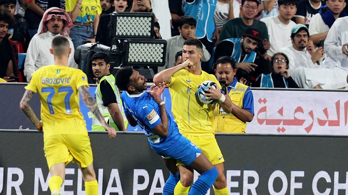 Cristiano Ronaldo kontrolden çıktı, kırmızı kart gördü: Dirsek, yumruk...