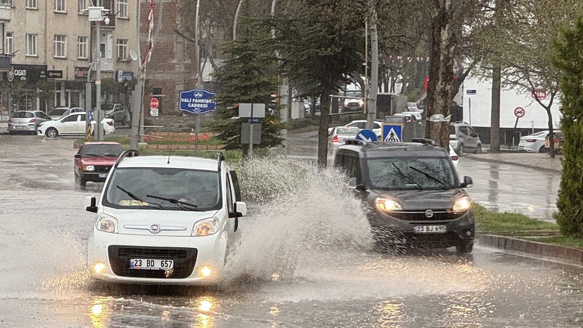 Meteoroloji'den 3 şehir için sağanak yağış uyarısı