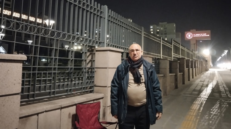CHP'li Mahmut Tanal, bakanlığın önünde oturma eylemi başlattı