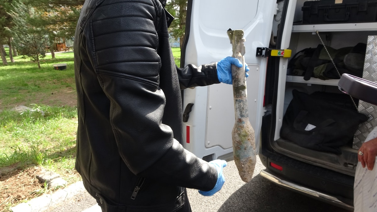 Kepçe operatörü kazı yaparken tanksavar roketi buldu