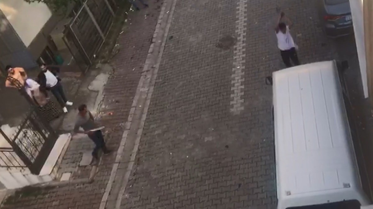 Esenyurt'ta taşlı sopalı ev sahibi-kiracı kavgası: Yaralılar var