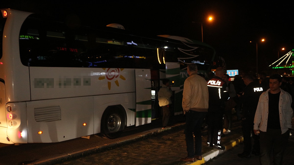 Soda şişesi ile yolcu otobüsünü rehin aldı