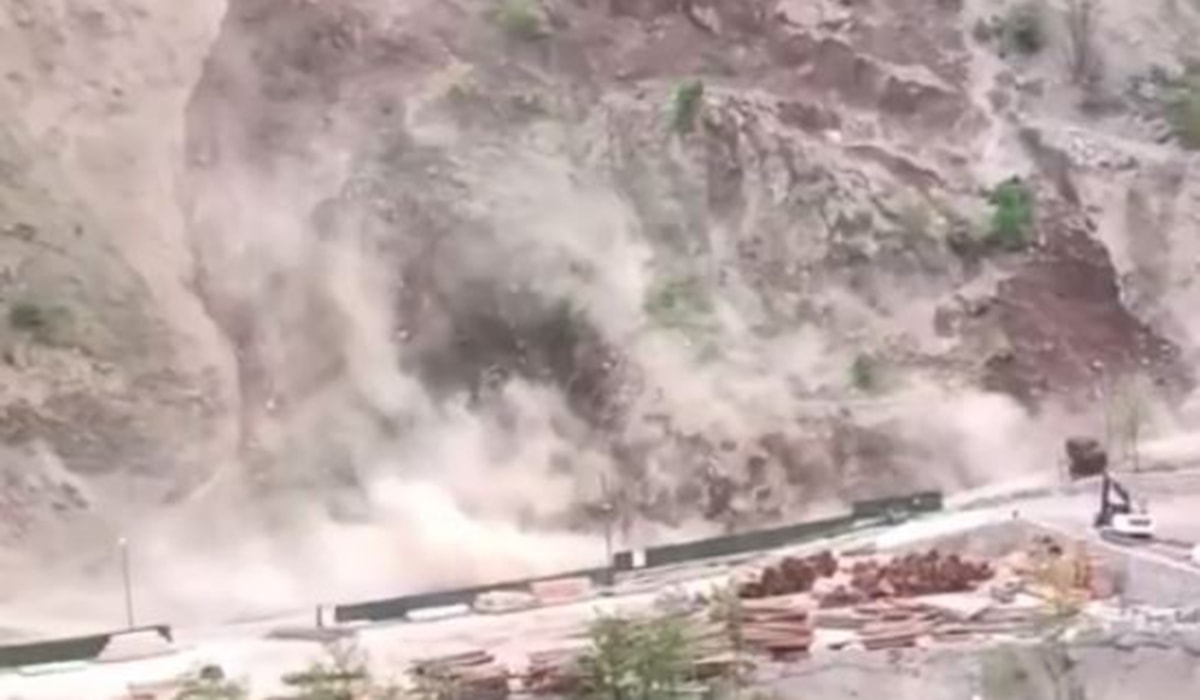 Heyelan anı kamerada, tonlarca toprak yola aktı