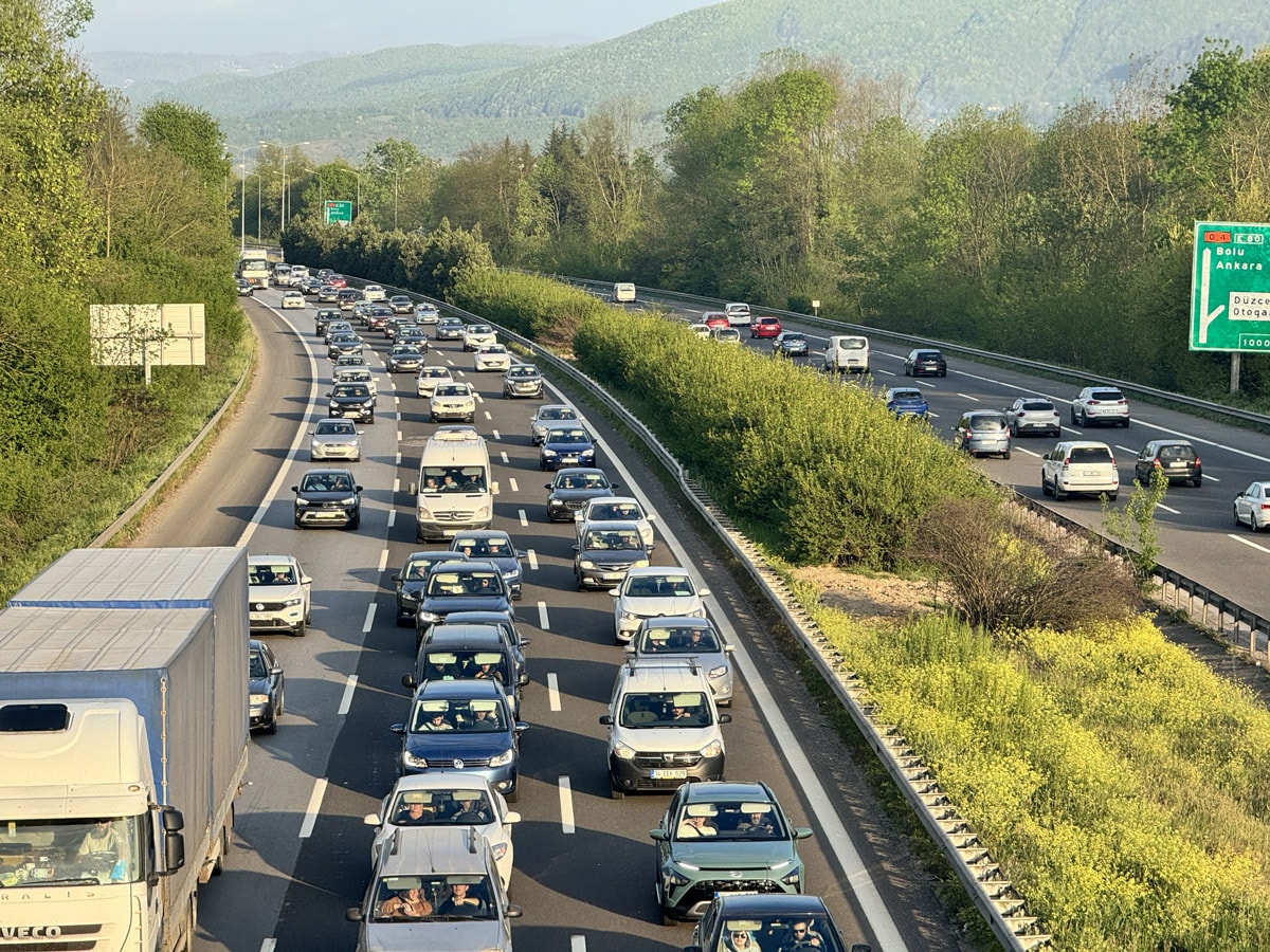 Bayram dönüşü devam ediyor! İstanbul yolunda trafik kilit...