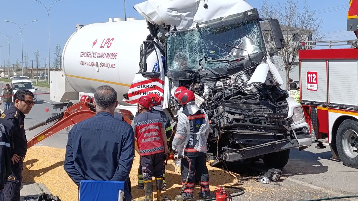 Sakarya'da feci kaza: LPG tankeri, arızalı TIR'a çarptı