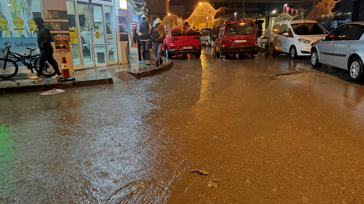 Van'da sağanak zor anlar yaşattı