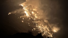 Metan gazı patladı, alevler geceyi aydınlattı