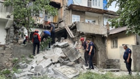 Kahramanmaraş'ta ağır hasarlı bina çöktü