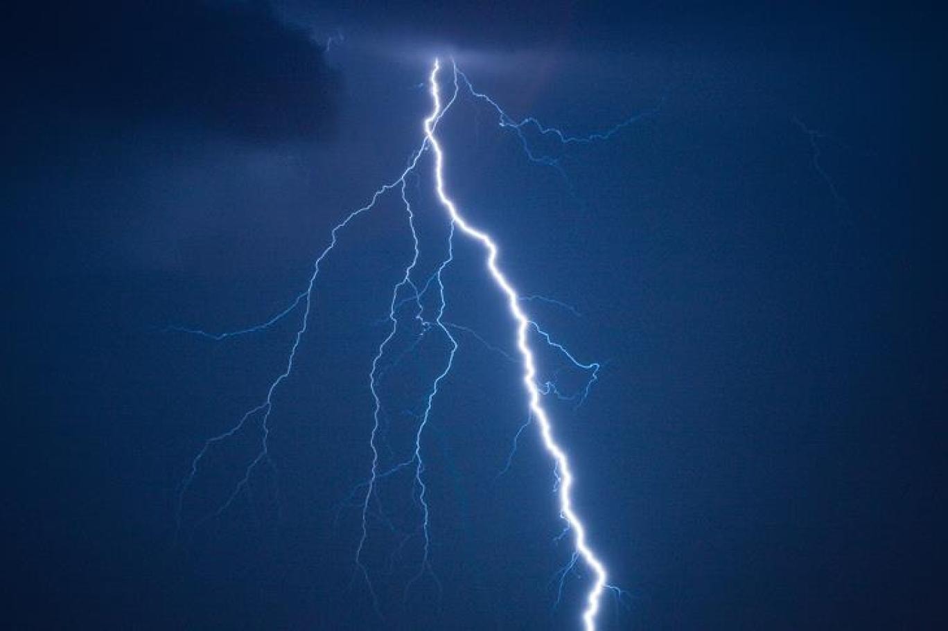 Yıldırımlar iki ilde can aldı