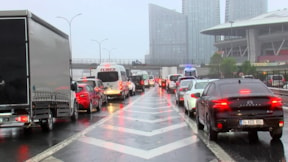 Göz gözü görmedi... İstanbul'da trafiği kilitleyen kaza