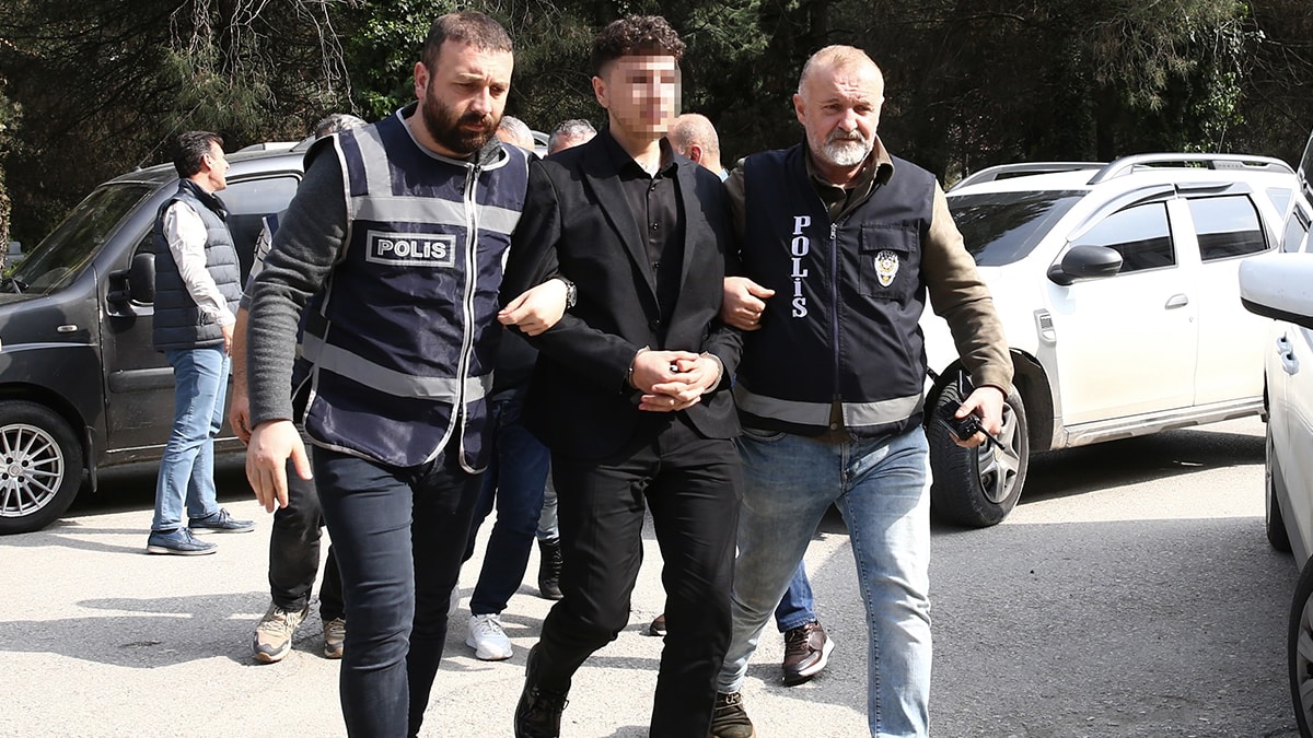 Kuyumcu hırsızları ATM'ye takılmış