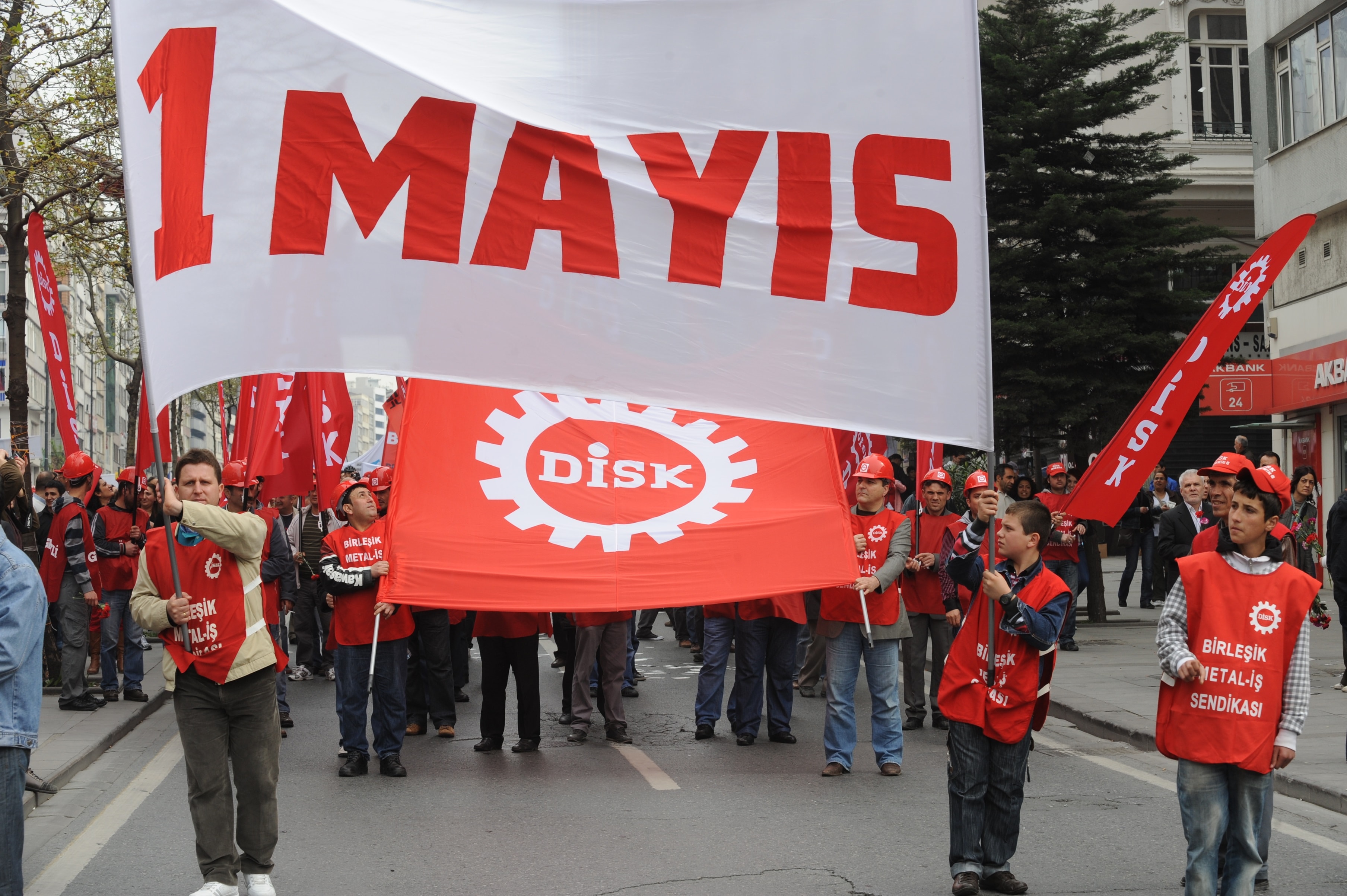 1 Mayıs mesajları: En güzel 1 Mayıs işçi bayramı kutlama mesajları...