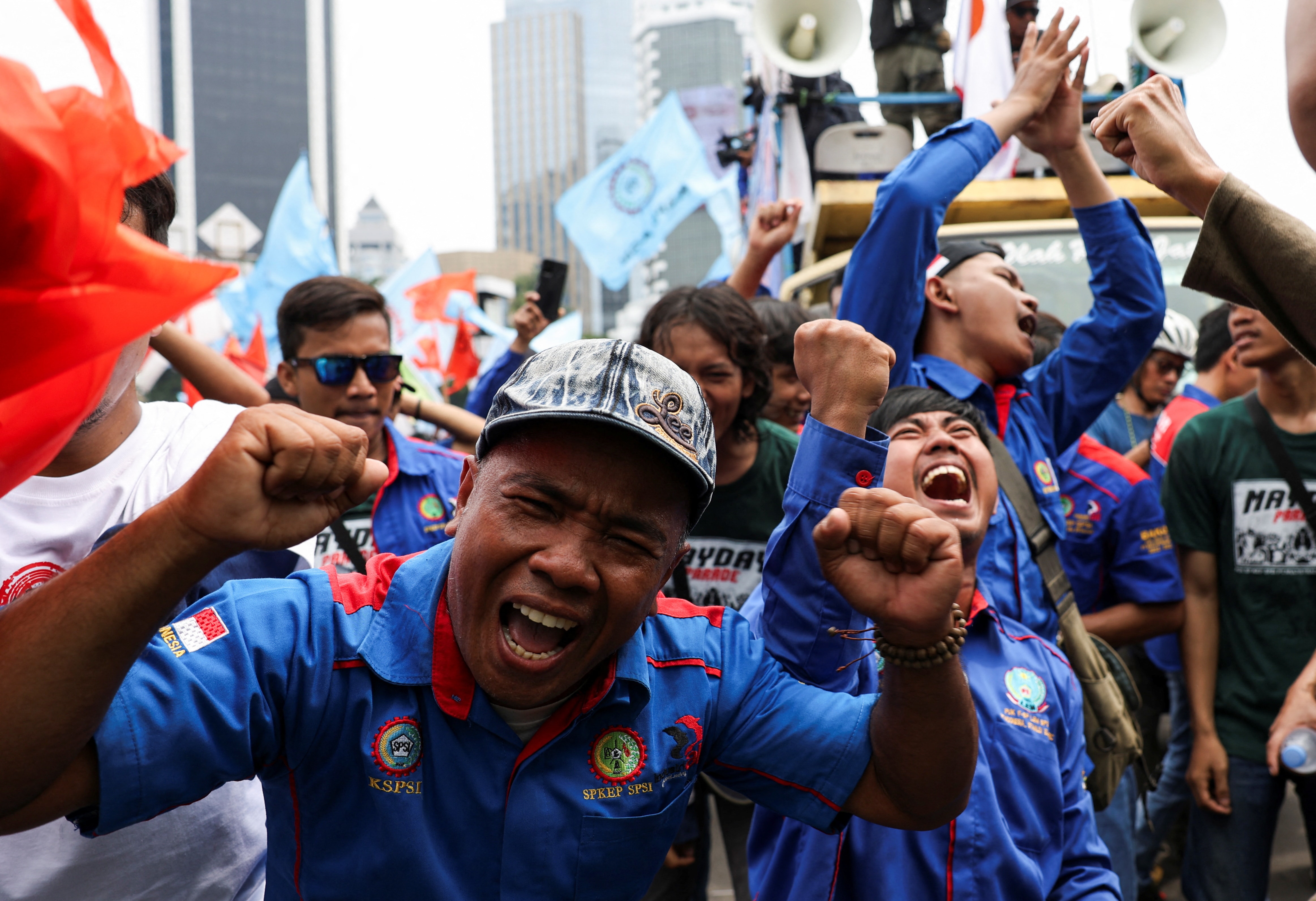 1 Mayıs: Türkiye'de abluka, dünyada kutlama
