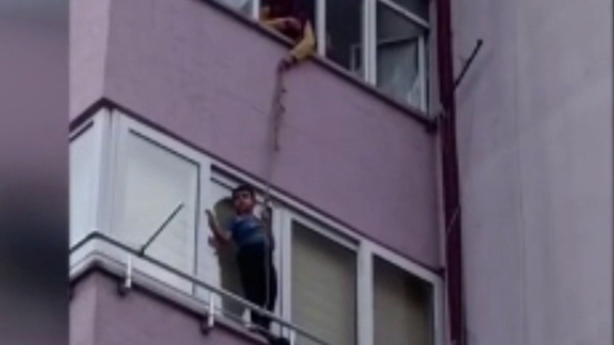 Oyuncağını almak isterken pencerede mahsur kaldı