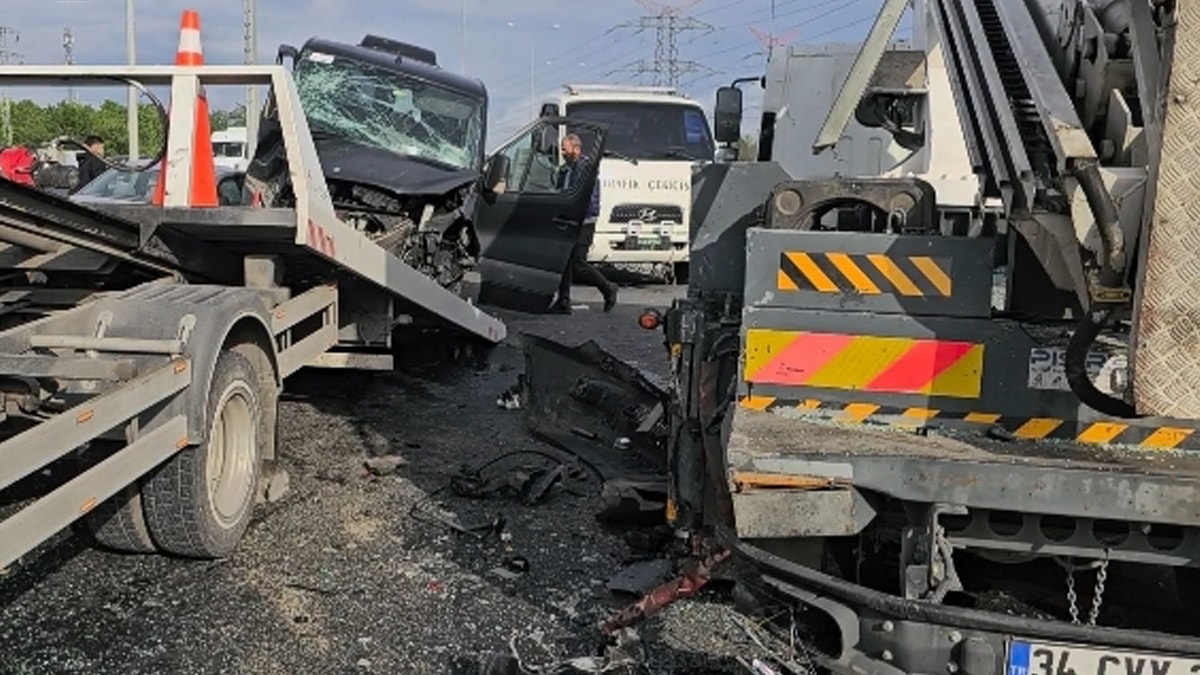 Emniyet şeridindeki vince yabancı turist taşıyan minibüs çarptı