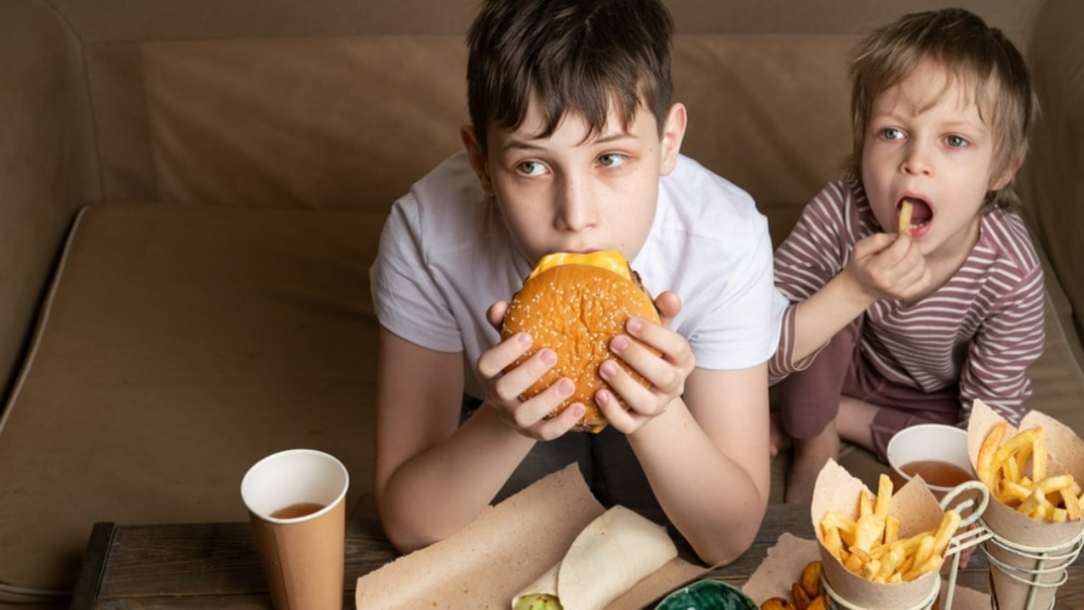 Uzmanlar uyardı: Yemek yerken ekran kullanımına dikkat