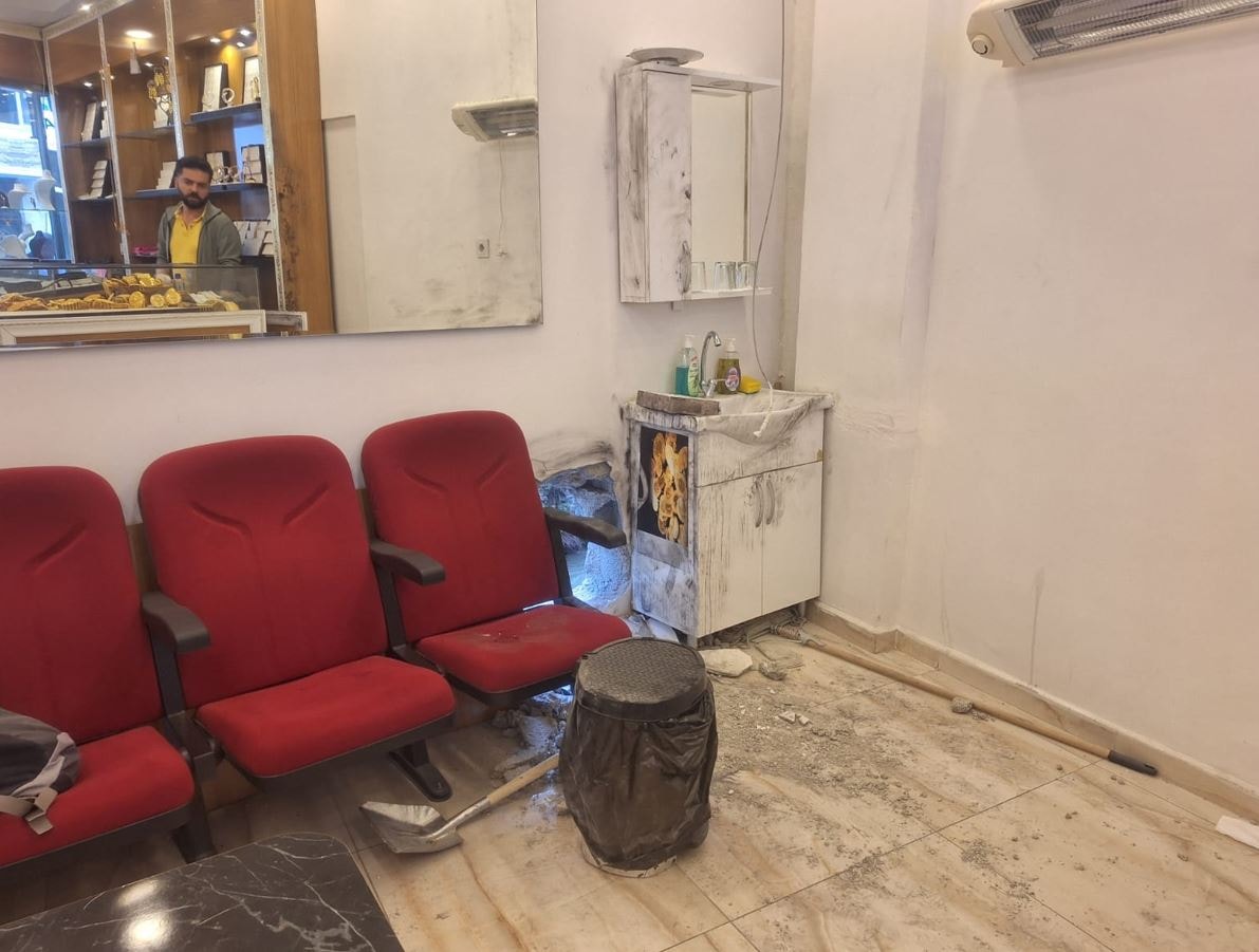 Duvarı delip kuyumcuyu soydular