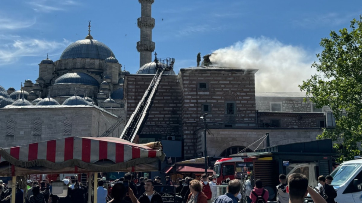 Tarihi Mısır Çarşısı'nda yangın paniği