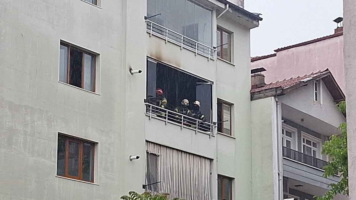 3’üncü kat balkonuna yıldırım düştü, yangın çıktı