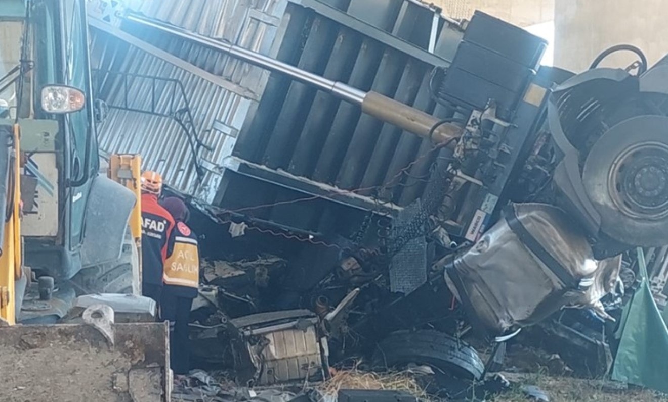 Viyadükten düşen TIR'da can verdiler