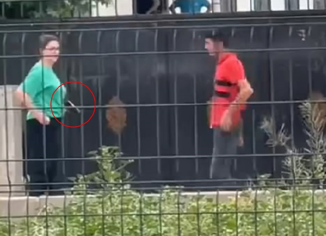 Lise son sınıf öğrencisi kız, silahla okulu bastı