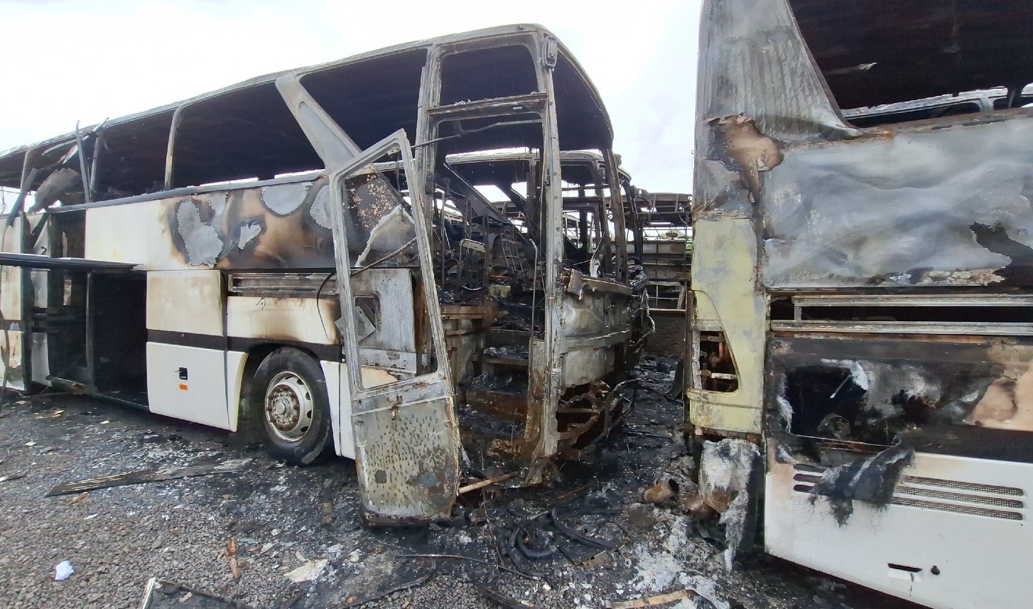 Otobüsler alev alev yandı