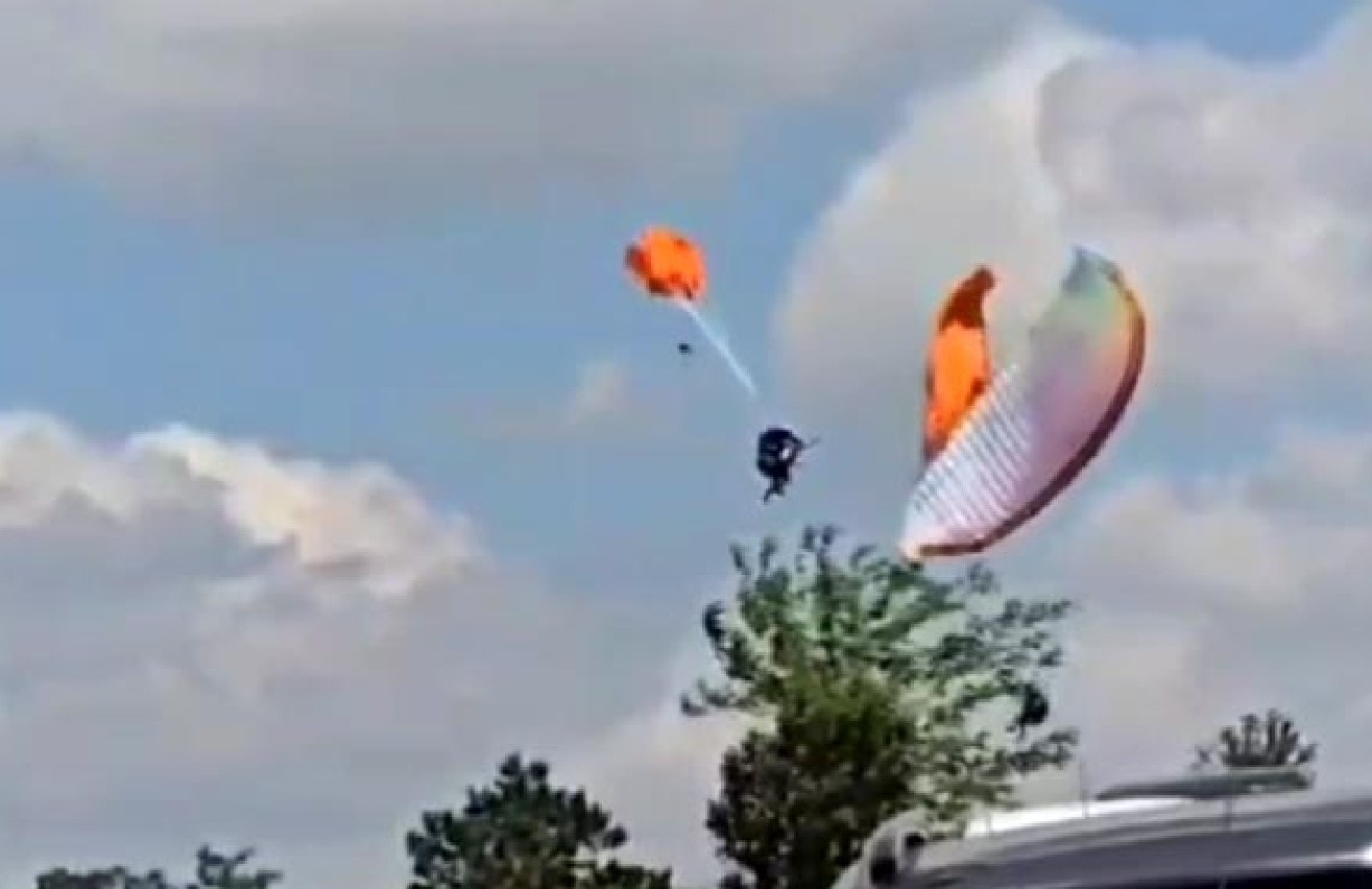 Havada çarpıştılar... Ölümlü paraşüt kazasının görüntüleri ortaya çıktı