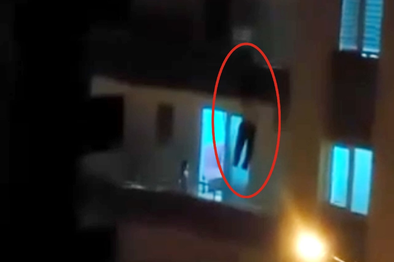 Balkondan minibüsün üzerine düştü... Panik anları kamerada