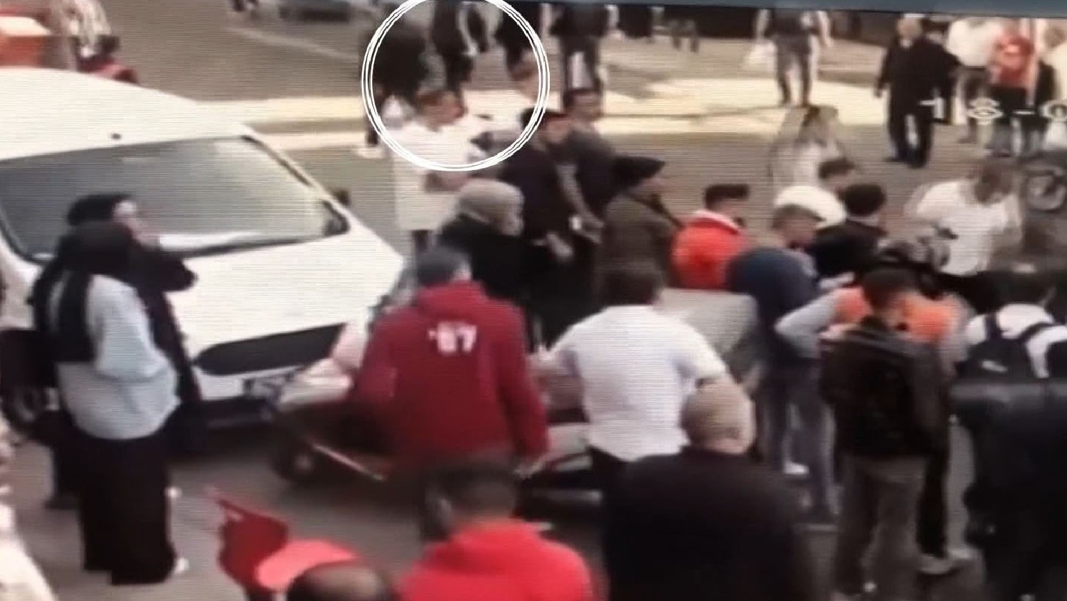 Kızı ile karşıya geçerken motokurye çarptı... Durumu ağır