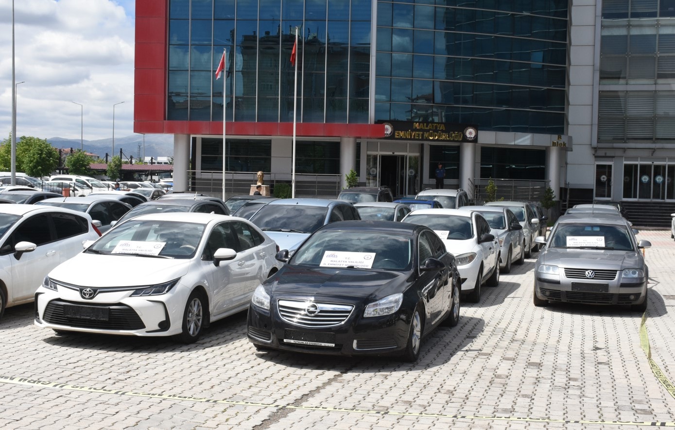 Depremde hasar alan araçlarla dolandırdılar