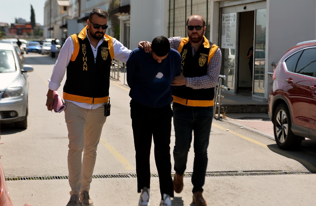 62 suçtan aranan şüpheli, polislerin üzerine kapı attı