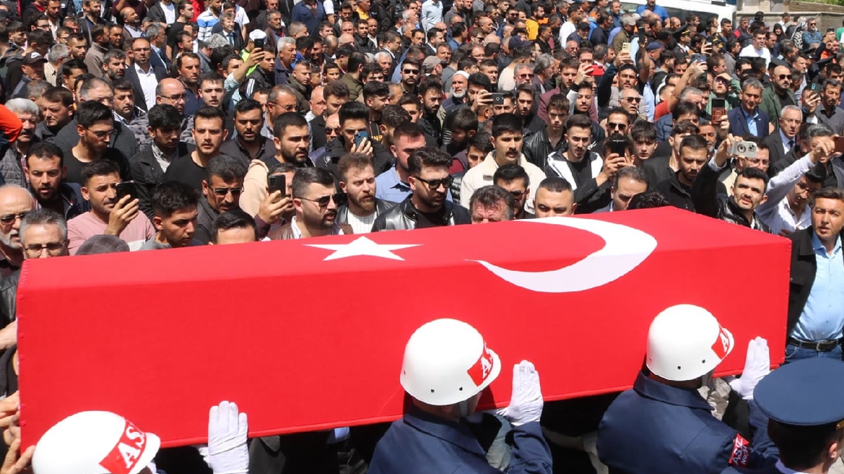 Yıldırım düşmesiyle şehit olan piyade uzman çavuşa veda...