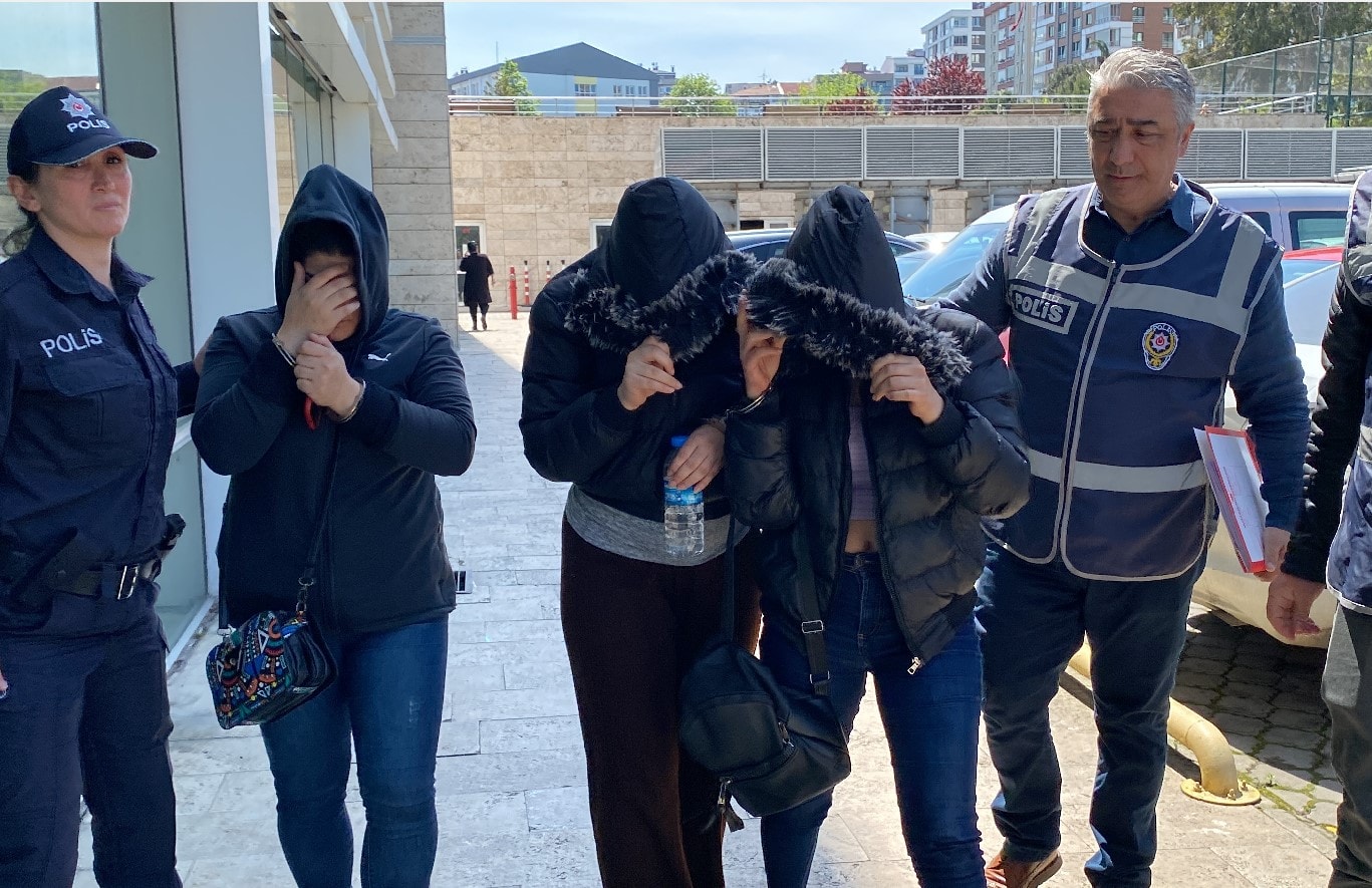 Ürün deniyoruz deyip çaldılar... 3 kız kardeşe gözaltı