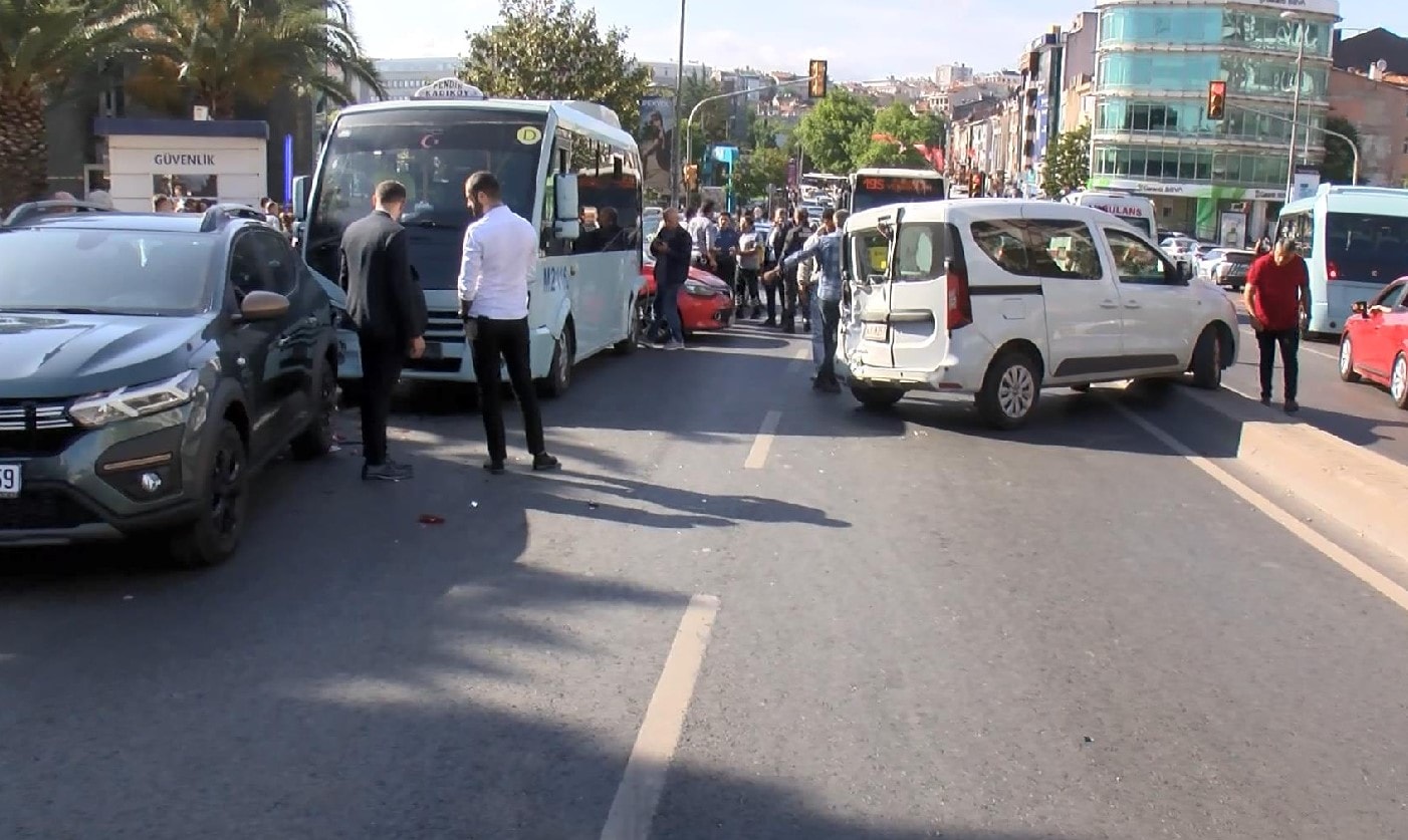 Kadıköy Evlendirme Dairesi önünde zincirleme kaza