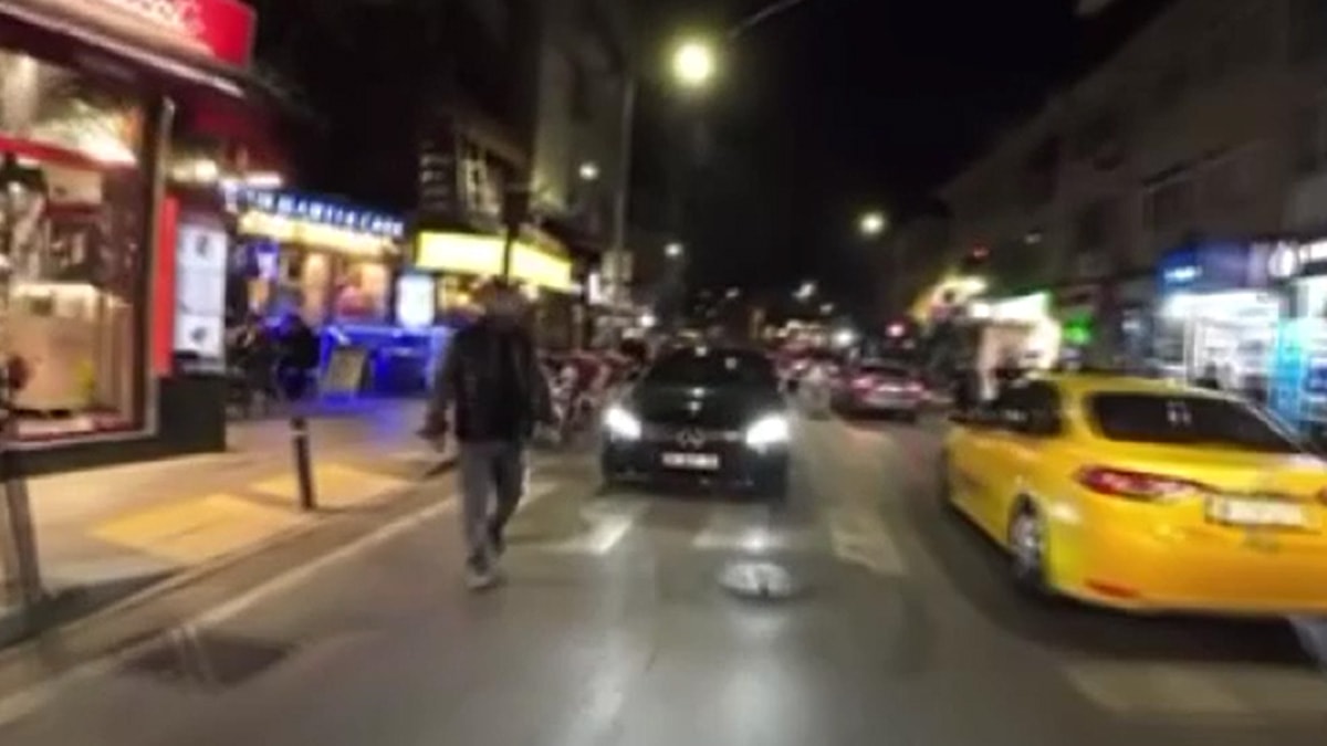 Yayaların üzerine motosiklet sürüp paylaşıyordu, yakayı ele verdi