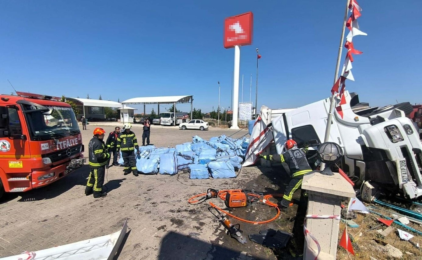 Genç kamyon şoförü duvara çarparak can verdi