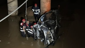 Otomobil Kızılırmak'a uçtu... Camlar kesilerek kurtarıldılar