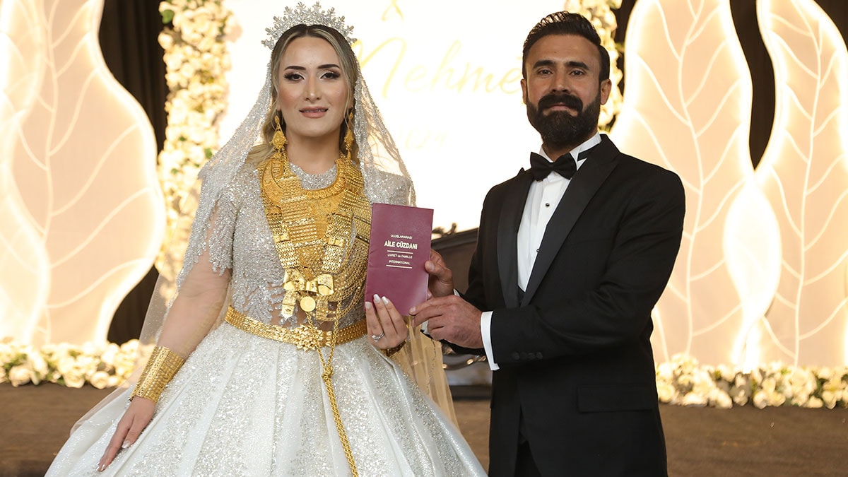 Aşiret düğününde kilolarca altın... Gelin hareket edemedi