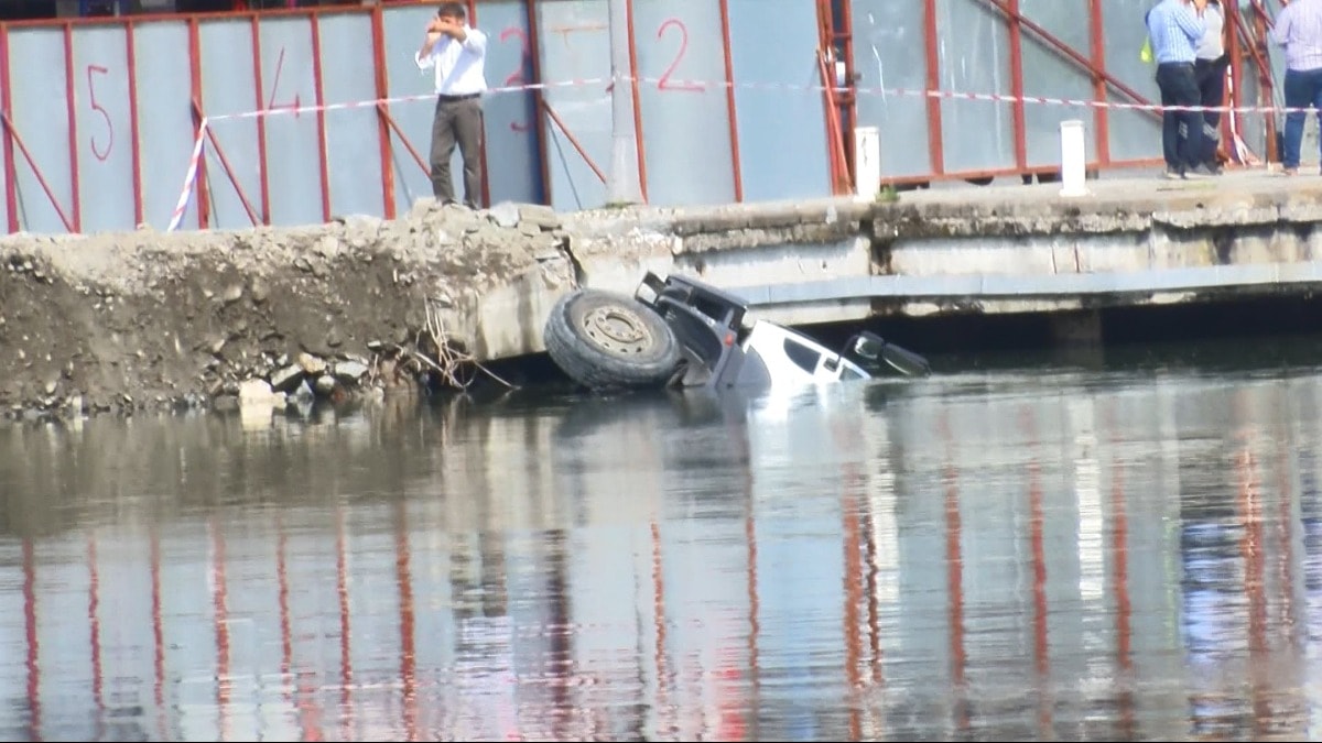 Sarıyer’de hafriyat kamyonu denize düştü
