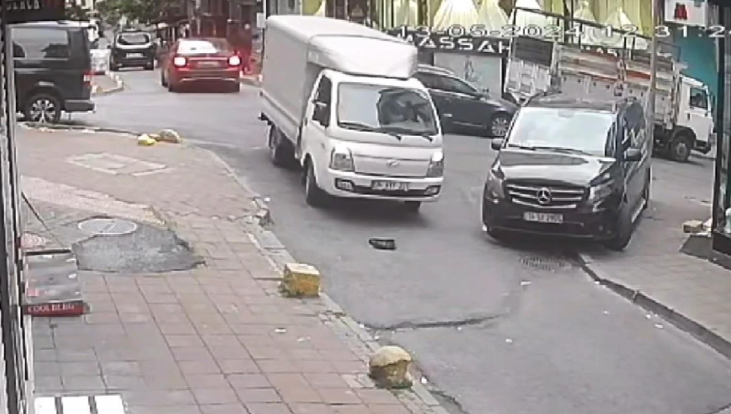 Kamyonetin altında kalan kadın çığlıklar içinde sürüklendi